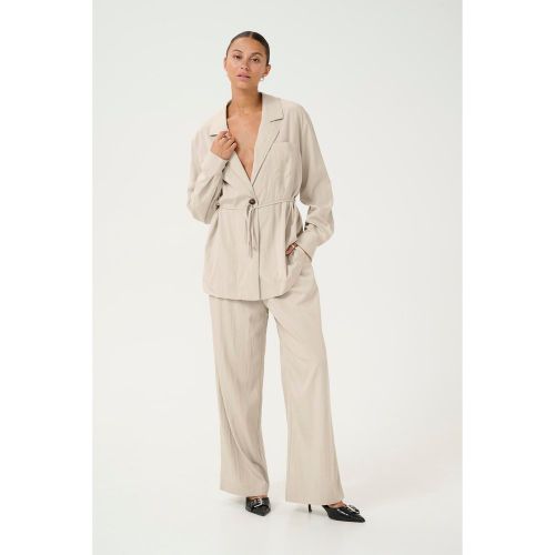 Il pantalone donna KAFFE Trinity unisce comfort ed eleganza, offrendo una silhouette moderna per la donna contemporanea. Progettato dal noto marchio K - MAG11429931 - Modalova