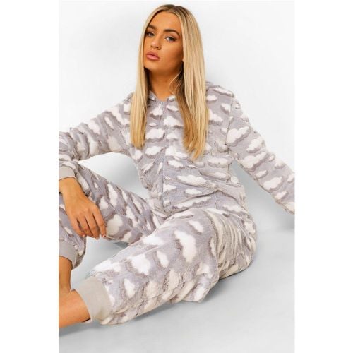 Pigiama intero in Luxury fleece con stampa di nuvole - boohoo - Modalova