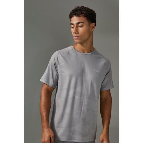 T-shirt Man Active per alta performance in fantasia militare con maniche raglan - boohoo - Modalova