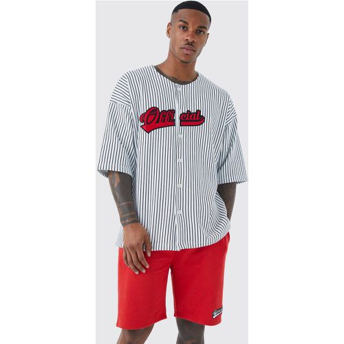 Set camicia da baseball oversize a righe verticali & pantaloncini - boohoo - Modalova