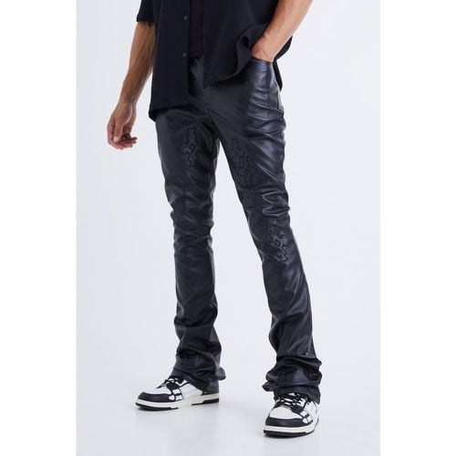 Pantaloni in PU fissi Skinny Fit con applique e pieghe sul fondo - boohoo - Modalova