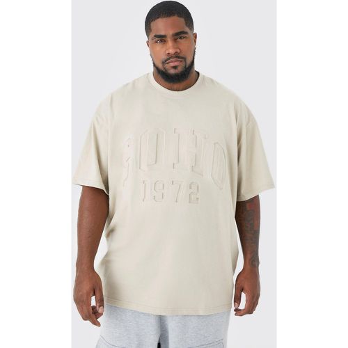 T-shirt Plus Size oversize Soho stile Varsity con incisioni - boohoo - Modalova