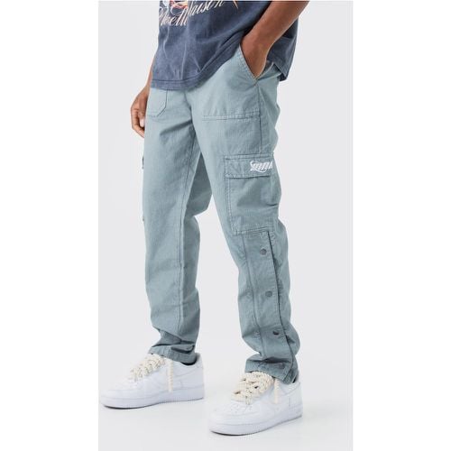 Pantaloni dritti stile Cargo in nylon ripstop con bottoni a pressione sul fondo - boohoo - Modalova