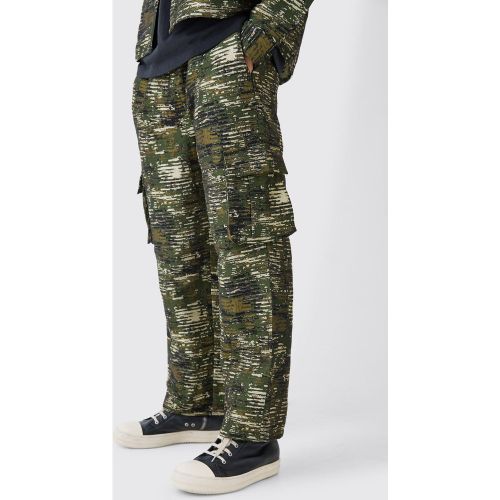 Pantaloni Cargo rilassati in fantasia militare con trama - boohoo - Modalova