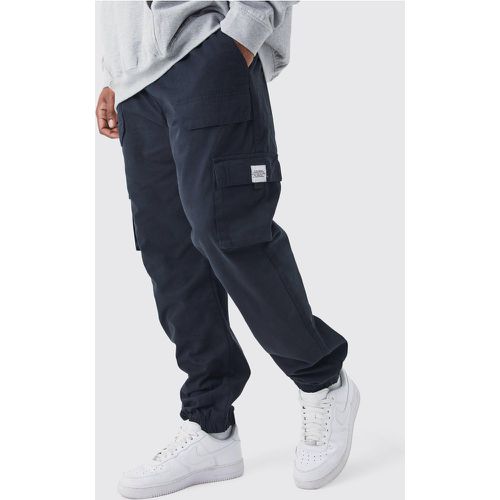 Pantaloni tuta Cargo Plus Size Slim Fit con vita elasticizzata e fibbia - boohoo - Modalova