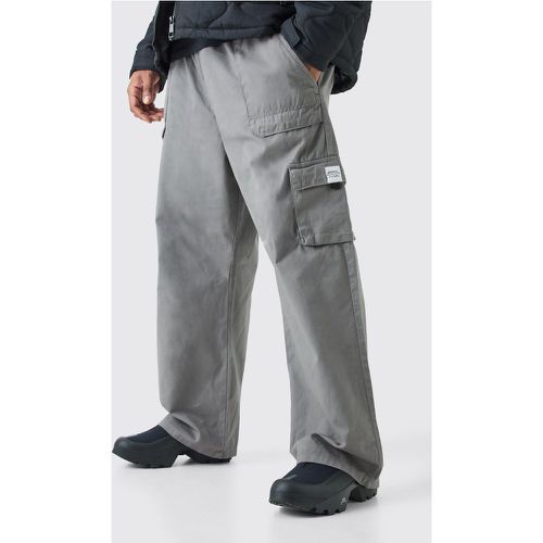 Pantaloni tuta Cargo Plus Size rilassati con vita elasticizzata e fibbia - boohoo - Modalova