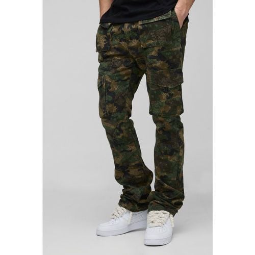 Pantaloni a zampa Tall Slim Fit in fantasia militare in fantasia a bandana con pieghe sul fondo - boohoo - Modalova