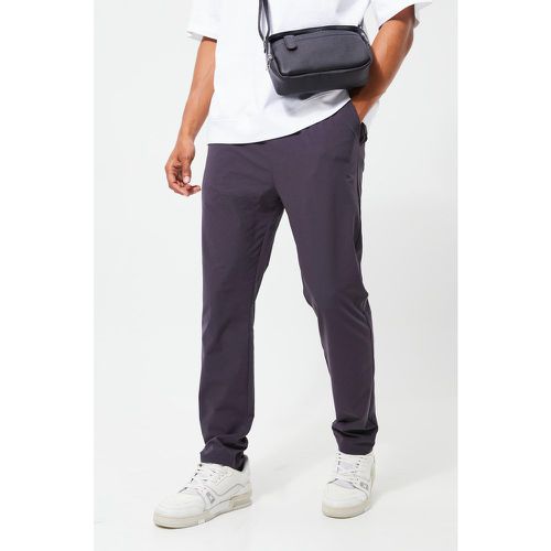 Pantaloni Slim Fit in Stretch tecnico leggero con vita elasticizzata - boohoo - Modalova