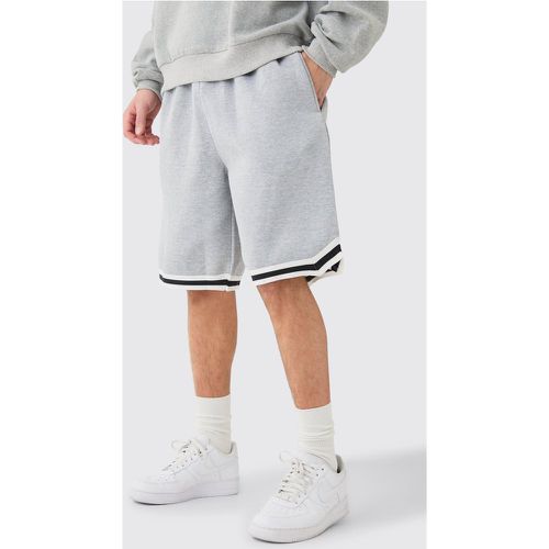 Pantaloncini da basket oversize in jersey con striscia - boohoo - Modalova