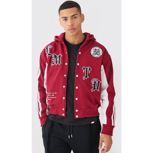 Giacca squadrata stile Varsity in jersey con applique e striscia laterale - boohoo - Modalova