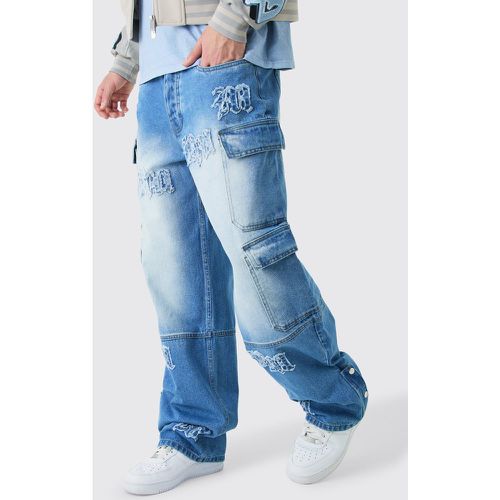 Jeans extra comodi in denim rigido con applique BM e tasche Cargo - boohoo - Modalova