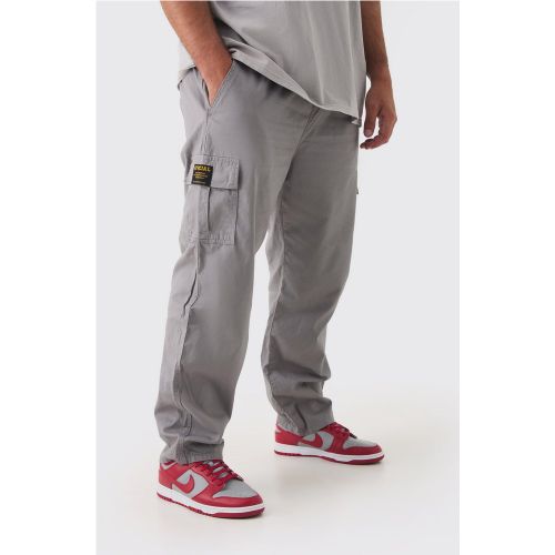 Pantalón Plus Cargo De Pernera Recta Y Sarga Con Cintura Fija Y Etiqueta - boohoo - Modalova