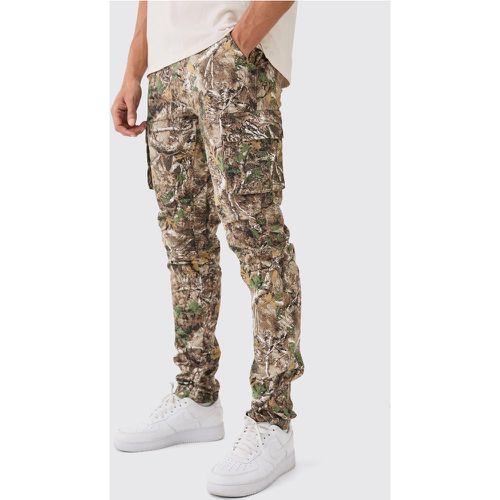 Pantaloni Cargo Slim Fit in fantasia militare con pieghe sul fondo - boohoo - Modalova
