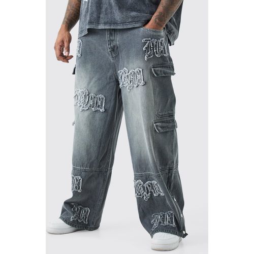 Plus Baggy Rigid Bm Applique Multi Pocket Cargo Jeans - boohoo - Modalova