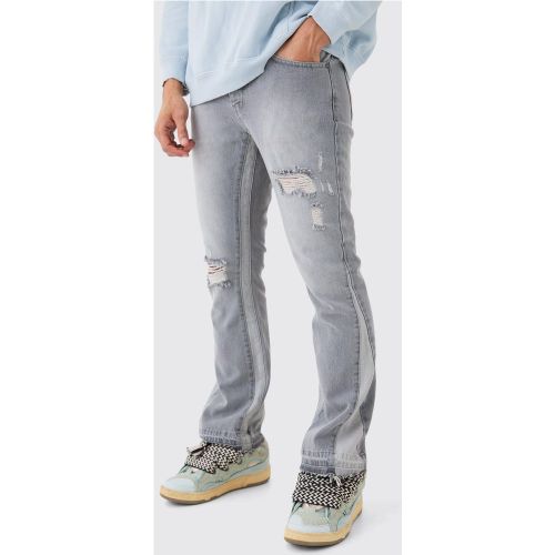 Jeans a zampa Slim Fit con pannelli e smagliature - boohoo - Modalova