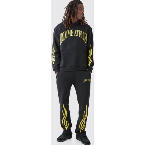 Tuta sportiva oversize con stampa Homme BM e cappuccio - boohoo - Modalova