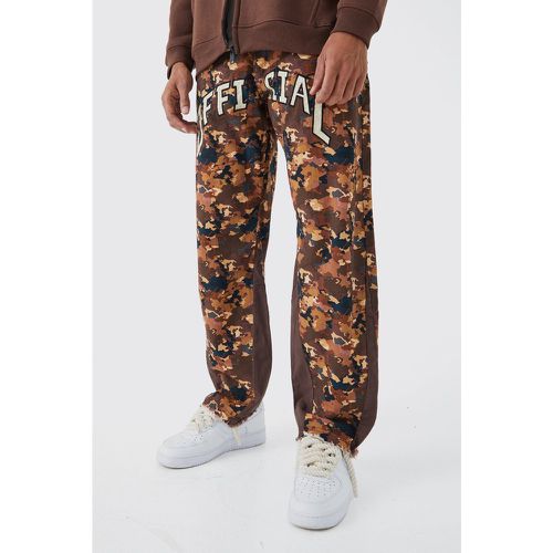 Pantaloni a zampa Official con applique in fantasia militare - boohoo - Modalova