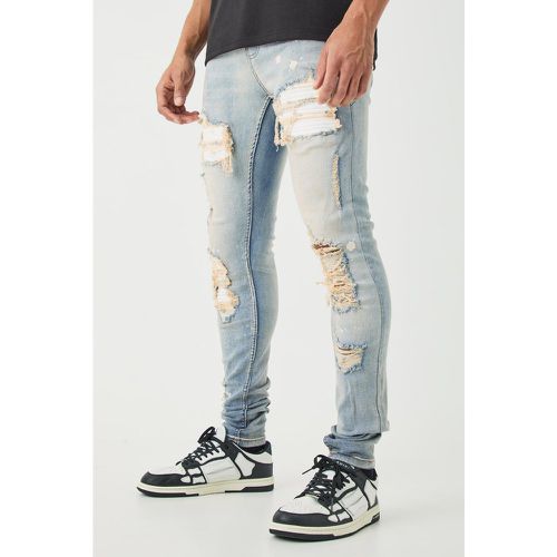 Jeans stile Biker Skinny Fit Stretch bianchi in PU con pieghe sul fondo e strappi & rattoppi - boohoo - Modalova