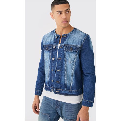 Giacca in denim senza colletto color indaco - boohoo - Modalova