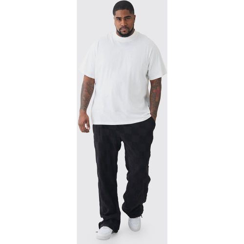 Set Plus Size - pantaloni neri in spugna a scacchi con incisioni & T-shirt - boohoo - Modalova