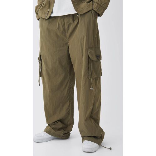 Pantaloni Cargo Tall da paracadutista in nylon effetto goffrato color kaki - boohoo - Modalova