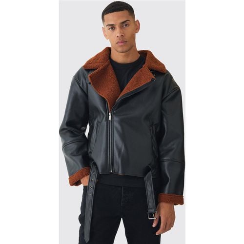 Chaqueta De Aviador Recta De Cuero Sintético Con Ribete De Borreguito En - boohoo - Modalova