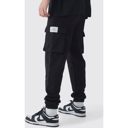 Pantaloni tuta Cargo Tall Slim Fit con etichetta intessuta - boohoo - Modalova