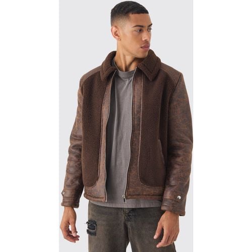 Giacca Harrington marrone slavata in PU e pannelli in pile borg - boohoo - Modalova