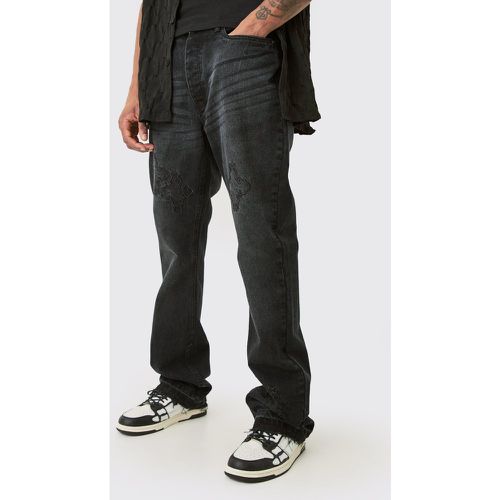 Jeans Tall Slim Fit in denim rigido con applique a croce - boohoo - Modalova