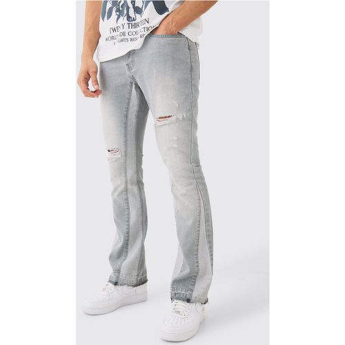 Jeans a zampa Slim Fit in denim rigido chiaro con inserti e smagliature - boohoo - Modalova