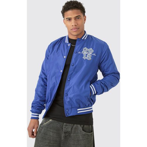 Giacca Bomber Official in nylon stile Varsity con stemma blu - boohoo - Modalova