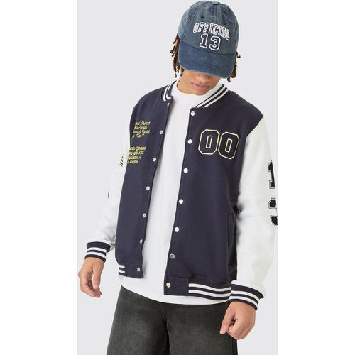 Giacca Bomber stile Varsity in jersey con stemmi - boohoo - Modalova