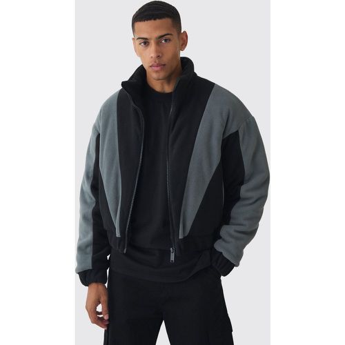 Giacca squadrata in fleece nera a blocchi di colore con collo a imbuto - boohoo - Modalova