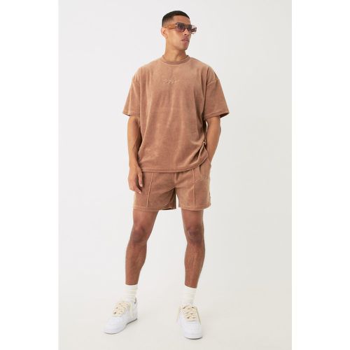 Man Velour Oversized T-shirt & Pinktuck Shorts Set - boohoo - Modalova