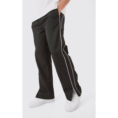 Pantaloni dritti con striscia laterale e spacco sul fondo - boohoo - Modalova