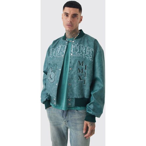 Chaqueta Tall Recta Universitaria De Cuero Sintético Con Emblema - boohoo - Modalova