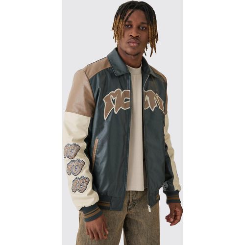 Giacca Tall stile Varsity in PU a blocchi di colore nera con stemmi - boohoo - Modalova