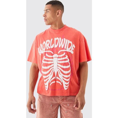 T-shirt oversize slavata con scheletro e girocollo esteso - boohoo - Modalova