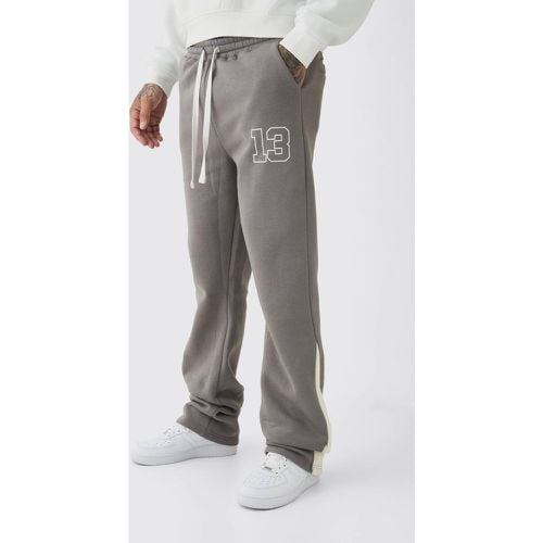 Pantaloni tuta Tall stile Varsity a zampa Slim Fit con inserti - boohoo - Modalova