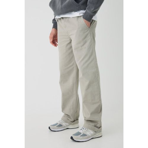 Pantaloni Chino extra comodi con vita elasticizzata e risvolti sul fondo - boohoo - Modalova