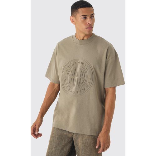 T-shirt oversize con girocollo esteso Worldwide e incisioni - boohoo - Modalova