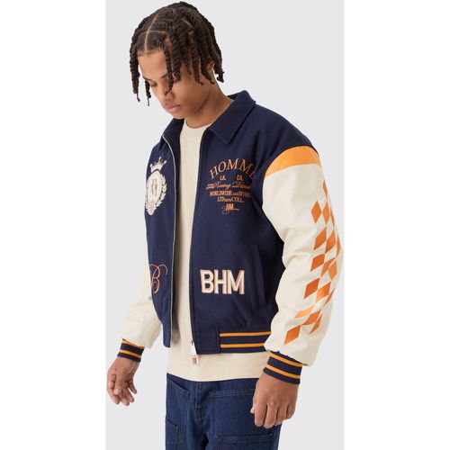 Chaqueta Bomber Recta Universitaria Con Emblema Bhm - boohoo - Modalova