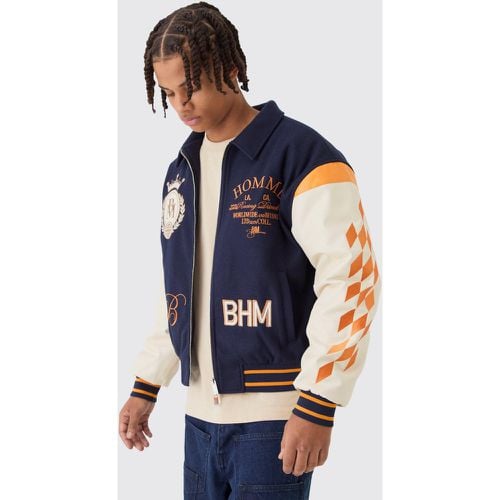 Giacca Bomber squadrata stile Varsity con stemma BHM - boohoo - Modalova