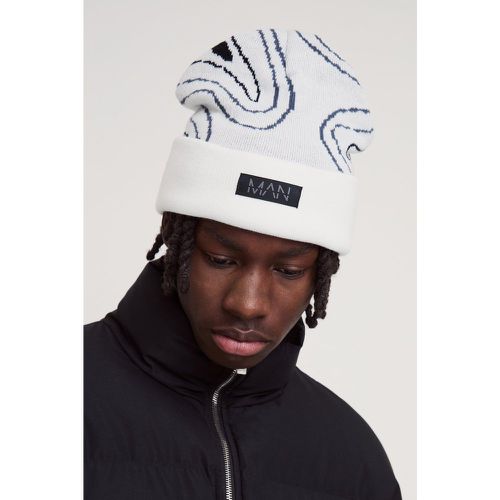 Berretto Beanie con stampa di motivi a vortice e etichetta Man - boohoo - Modalova