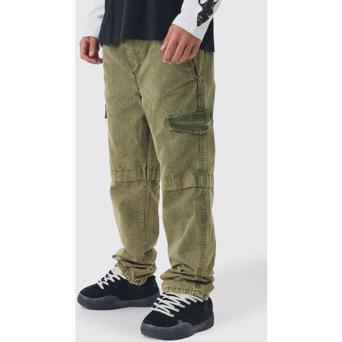 Pantaloni Cargo rilassati elasticizzati in nylon ripstop in lavaggio a olio con pieghe sul fondo - boohoo - Modalova