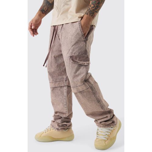 Pantaloni Cargo rilassati elasticizzati in nylon ripstop in lavaggio a olio con pieghe sul fondo - boohoo - Modalova