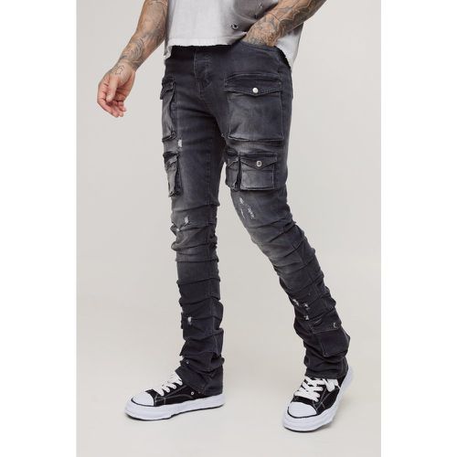 Jeans a zampa Tall con tasche Cargo e pieghe sul fondo - boohoo - Modalova