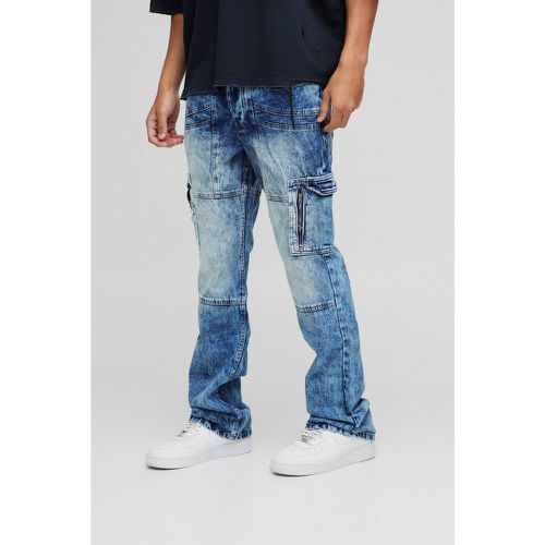 Jeans Cargo a zampa Slim Fit in lavaggio acido con pannelli - boohoo - Modalova