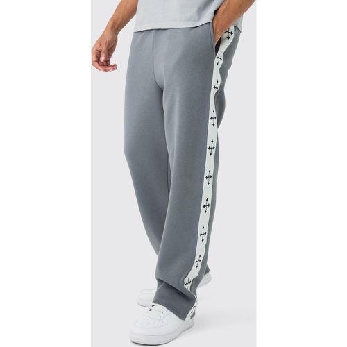 Pantalón Deportivo Recto Con Cinta Lateral Cruzada Y Alforza - boohoo - Modalova