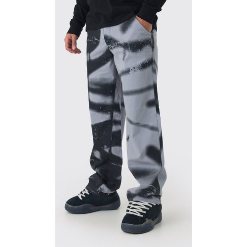 Pantaloni rilassati in twill con stampa stile Graffiti a vita fissa - boohoo - Modalova